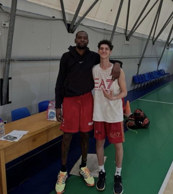 云配资 终于看到杜兰特穿火箭装备！KD身穿火箭训练短裤和球迷合影